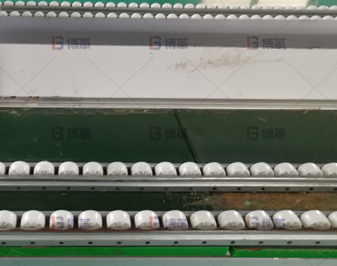 電子制造一般體積較小，使用精益管搭建貨架和無動力滑動部件，節約成本，提高效率。